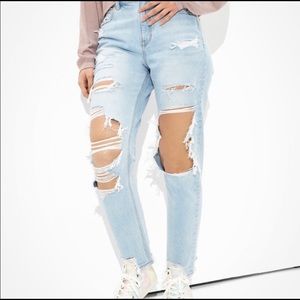 AMERICAN EAGLE RIPPED MOMS JEANS, LIGHT WASH SIZE 8